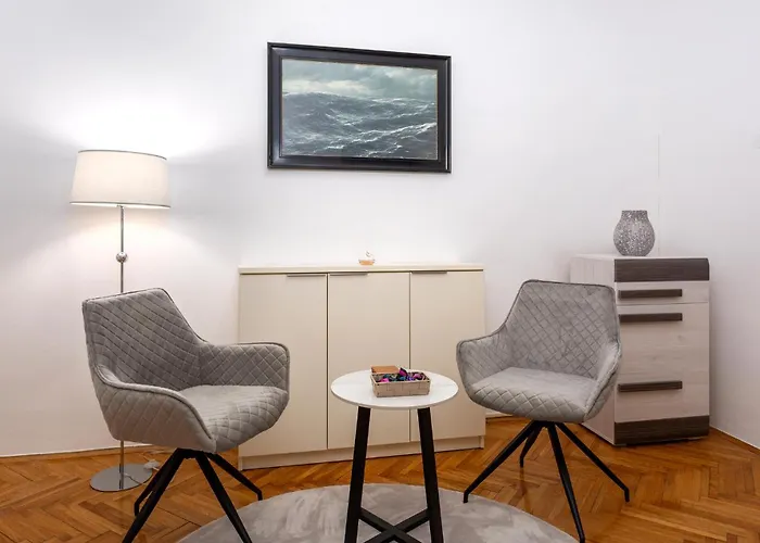 Apartment 1 Bedroom Beautiful In *
